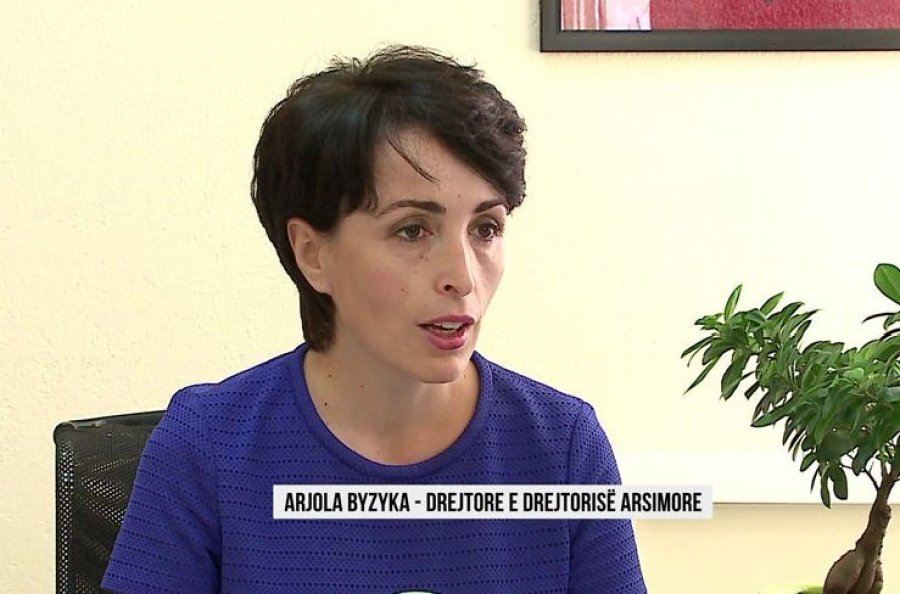 FOTO/ Shkarkohet drejtoresha e Arsimit në Tiranë