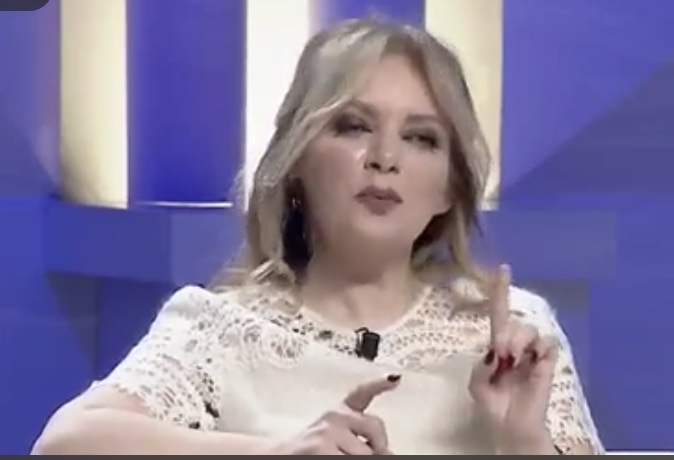 VIDEO VIRALE/ Gazetari : Na çatë b*thën, më lini të flas