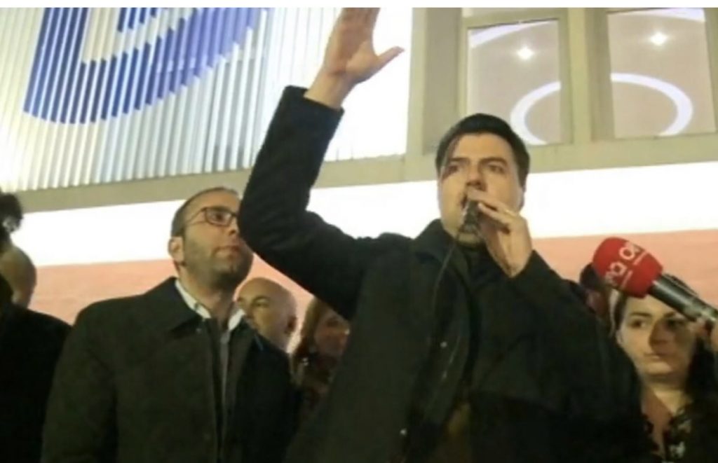 Basha  paralajmëron: Nuk do e njohim policinë. Mosbindje civile nga…