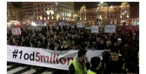 Protestat në Serbi hedhin dritë mbi një komb të ndarë ndërmjet Perëndimit dhe Lindjes
