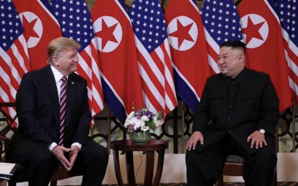 VIDEO/ Trump dhe Kim Jong-un shtrëngojnë duart në Vietnam