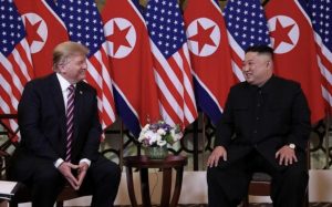 VIDEO/ Trump dhe Kim Jong-un shtrëngojnë duart në Vietnam
