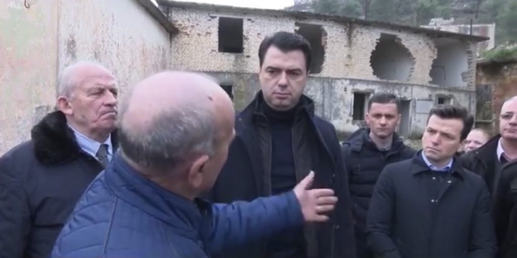 FOTO/ Basha viziton ish-kampin e shfarosjes, tek çezma ku 2 fëmijë i torturuan për manaferrat