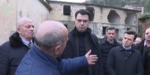 FOTO/ Basha viziton ish-kampin e shfarosjes, tek çezma ku 2 fëmijë i torturuan për manaferrat