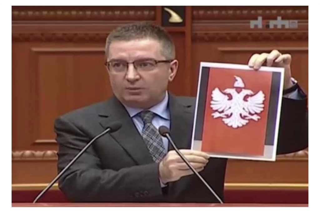 Analiza/ “Një shtet – tre simbole. Si po kopjon Kryeministria shqiponjën e ambasadës së Rusisë!”