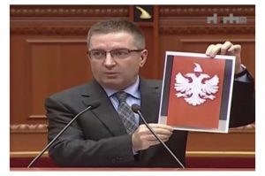 Analiza/ “Një shtet – tre simbole. Si po kopjon Kryeministria shqiponjën e ambasadës së Rusisë!”