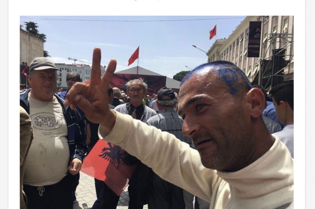 Protesta/ Arrestimi i ‘Ujkut të Cërrikut’, ironia e deputetit të PD-së: E shpallën armik të popullit me urdhër të Çakallit…