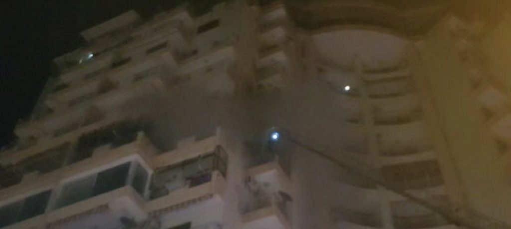 VIDEOLAJM/ Apartamenti u përfshi nga flakët, evakuohen banorët
