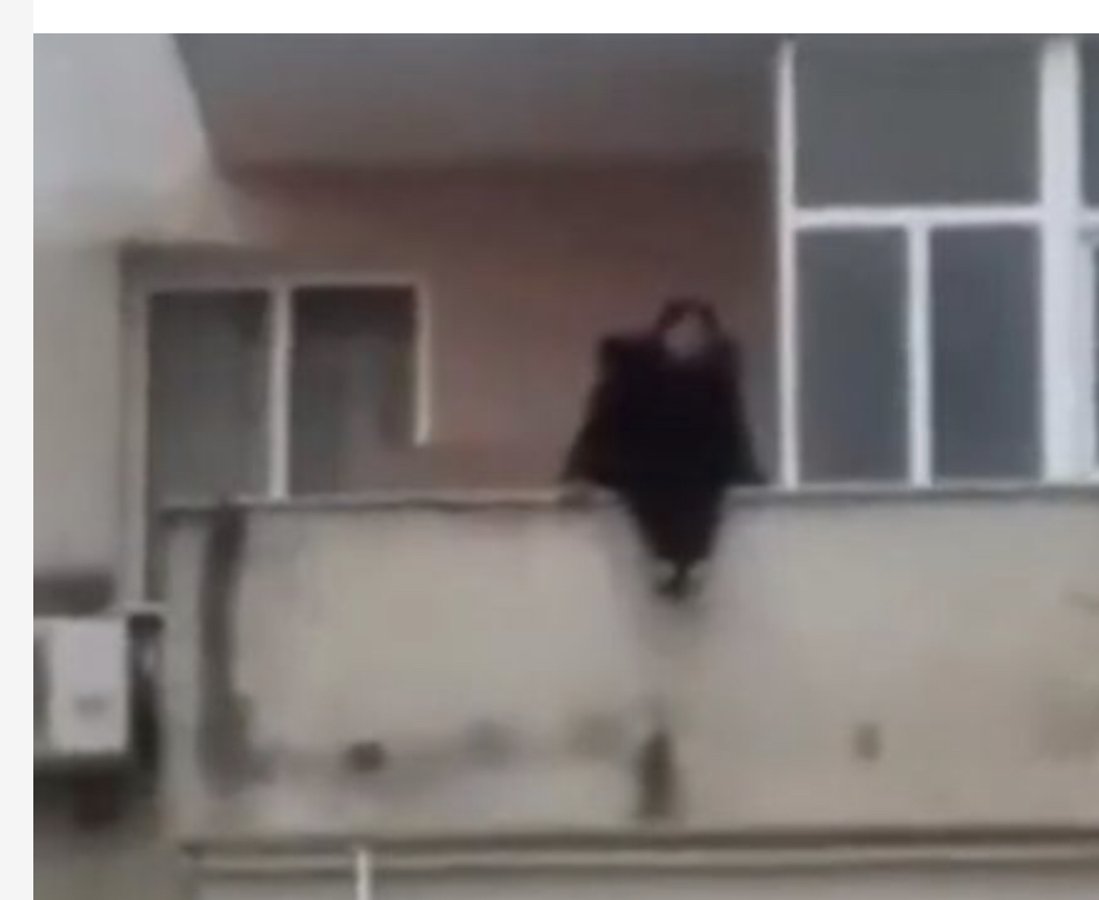 Tiranë, një grua kërcënon të hidhet nga ballkoni i katit të tetë