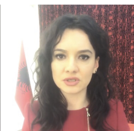 VIDEO/Spiropali tregon bisedën me gjyshin e të miturës nga Kavaja: Familja po e mbron nga lukunia politike