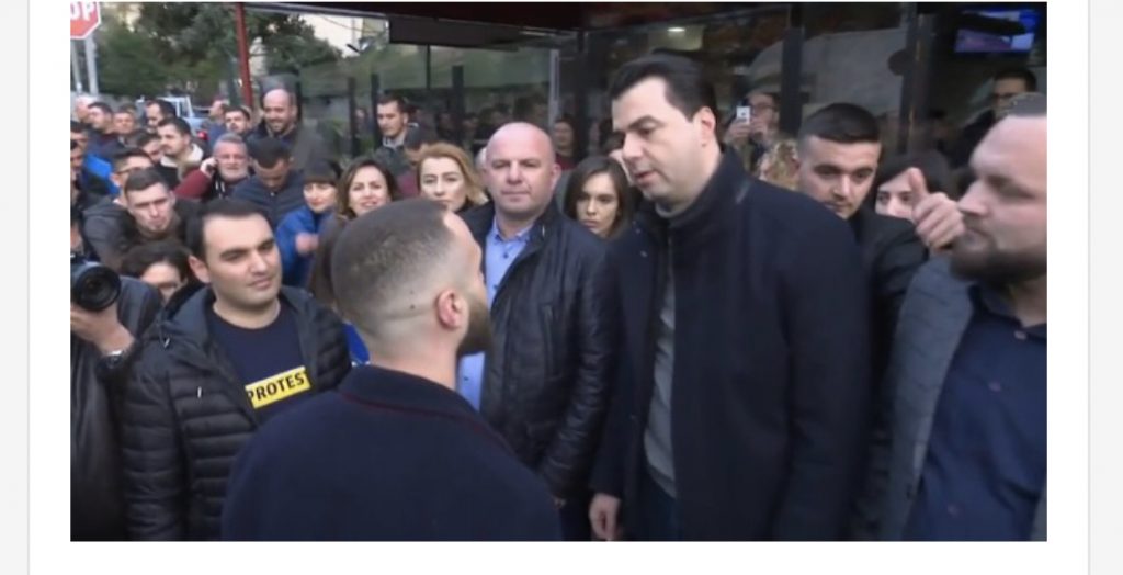 Basha  ecen  në këmbë me qytetarët e Tiranës