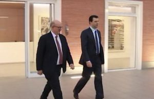 Djegia e mandateve/ Ambasadori britanik takon Bashën