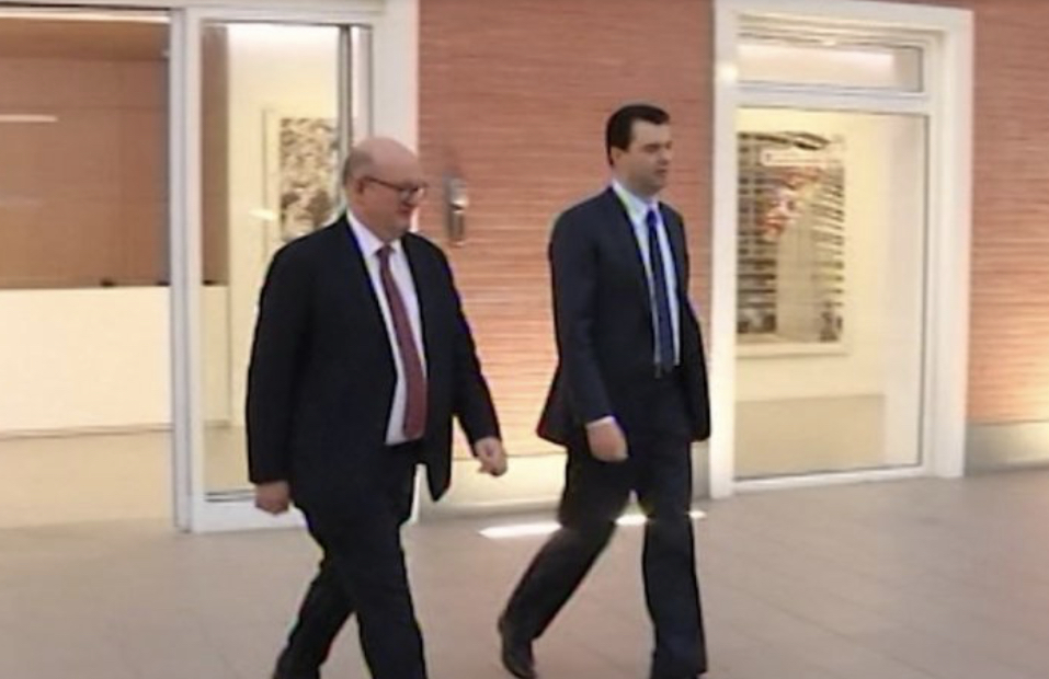 Djegia e mandateve/ Ambasadori britanik takon Bashën