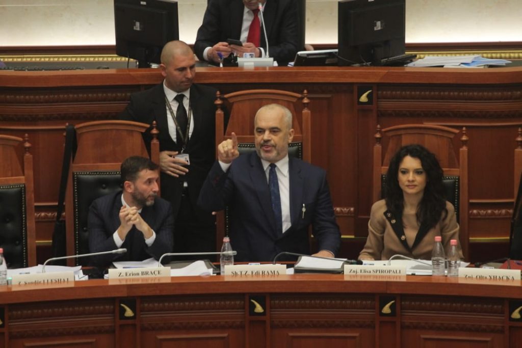 “Sillem si më vjen, vishem si të dua”, Rama u përgjigjet kritikave: Atyre që më thonë nuk bën kryeministri ‘thh’….