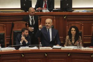 “Sillem si më vjen, vishem si të dua”, Rama u përgjigjet kritikave: Atyre që më thonë nuk bën kryeministri ‘thh’….
