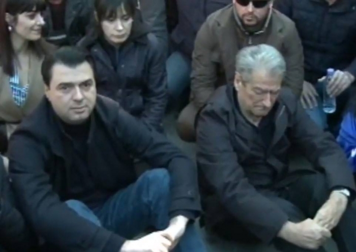 TË ZHVESHUR NGA KOSTUMI ZYRTAR, BASHA DHE BERISHA ULEN PËRTOKË ME PROTESTUESIT, NDËRSA KRYEMADHI…(FOTOT)