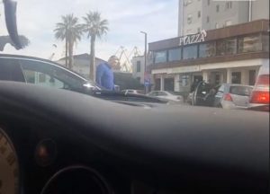 VIDEO/ Shakohoxha përfshihet në një aksident në Durrës! Detajet