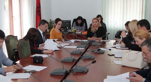 Debat mes deputetëve për grevën e pedagogëve, Vokshi: Ju kanë çorientuar komplet