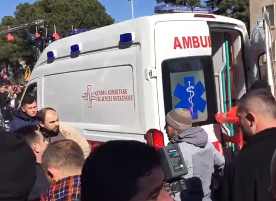 VIDEO/ 6 protestues të plagosur para Kryeministrisë