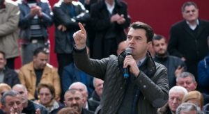 Basha-policëve: Hiqni kapelen dhe arrestonin hajdutët