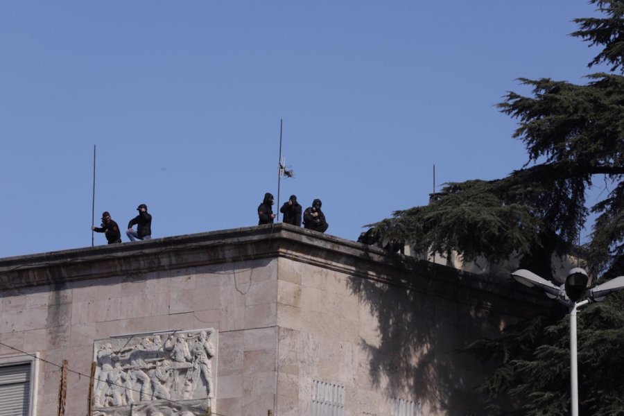 VIDEO/ Policia braktis Ramën, në krah të tij vetëm Garda