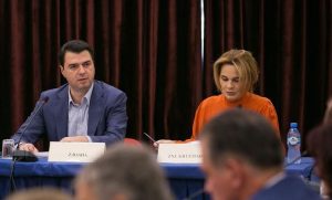 Djegia e mandateve/ Basha pret Kryemadhin