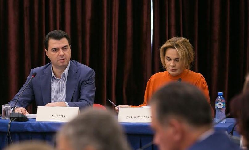 Djegia e mandateve/ Basha pret Kryemadhin