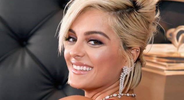 Dizajnerët nuk pranuan të bëjnë fustan për të për shkak të përmasave, ja çfarë ka veshur Bebe Rexha në ‘Grammys’