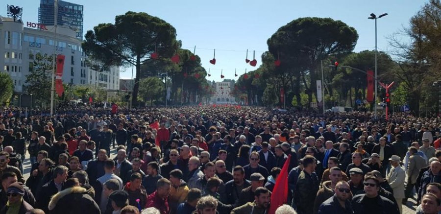 FOTO/ Ish-kryeministri Sali Berisha ka një mesazh nga sheshi