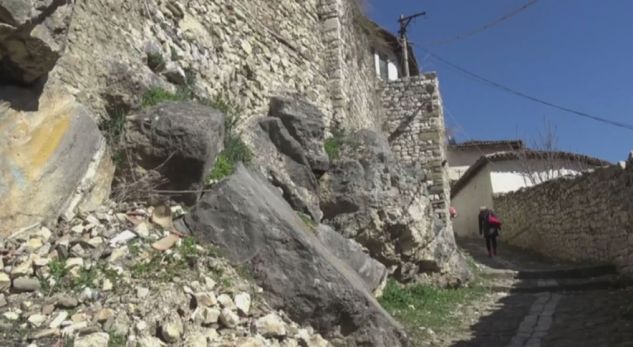 Panik tek banorët në Berat, nga lagjia e Kalasë bien gurë, bashkia nuk ndërhyn dot