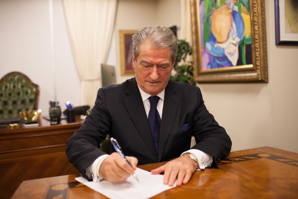 Berisha denoncon skandalin: 8 nxënës përdhunuan 13-vjeçaren, gjithë qyteti e di, por…