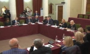 VIDEO/ Përplasje e fortë e opozitës me Lleshajn për fshehjen e abuzimit me të miturën në Kavajë