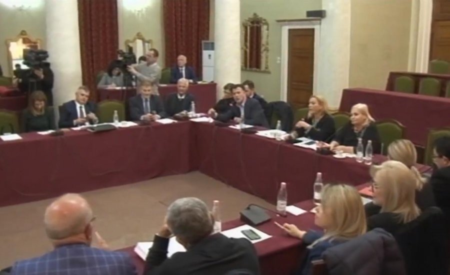 VIDEO/ Përplasje e fortë e opozitës me Lleshajn për fshehjen e abuzimit me të miturën në Kavajë