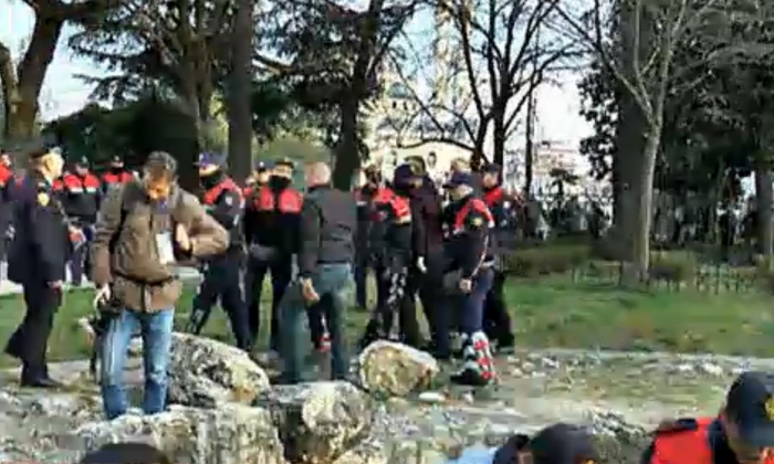 INCIDENT TE PARLAMENTI, PROTESTUESIT SULMOJNË MINISTRIN BLENDI KLOSI