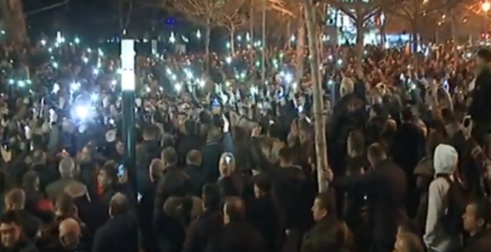 BASHA THIRRJE PROTESTUESVE: NXIRRNI TELEFONAT, NDIZNI BLICET