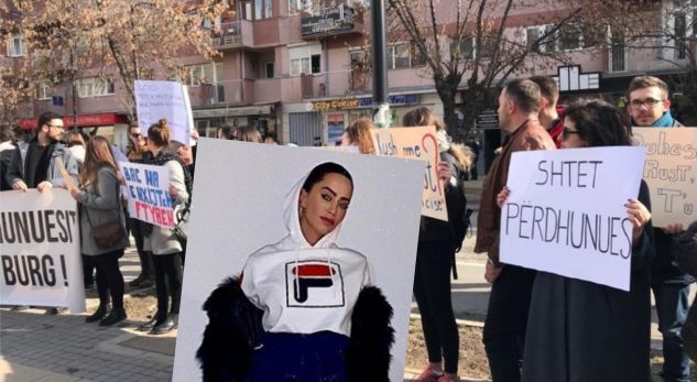 Dafina Zeqiri në protestën para Policisë