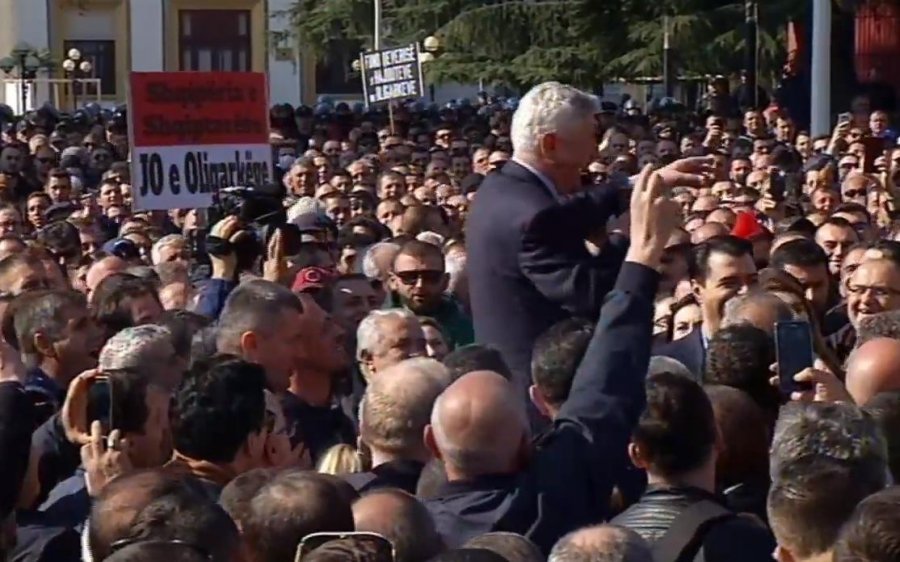 Dash Shehi rrëmben mikrofonin: As ne s’kemi qënë ‘mrekullia’, por e keqe më e madhe se Rama s’na kish rënë…