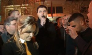 Gaz edhe mbi gratë shtatzëna/ Zotimi i Bashës: Rama e Lleshaj mbajeni mend! Do të vijë dita për ju