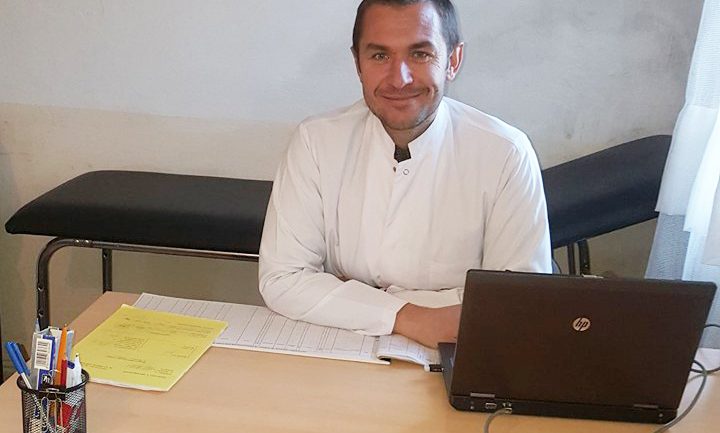 Gerald Kola është mjeku që u godit me tullë në spitalin e Durrësit