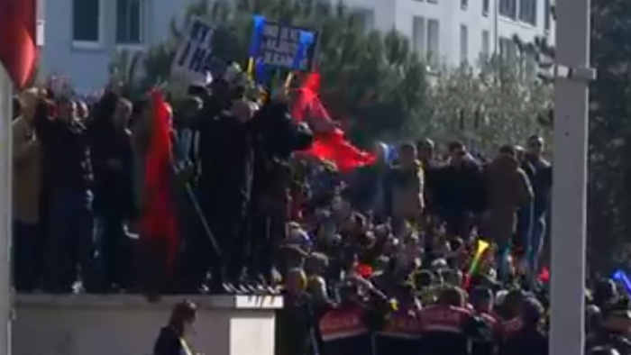 ÇAU RRETHIMIN E POLICISË, ARRESTOHET NJË PROTESTUES