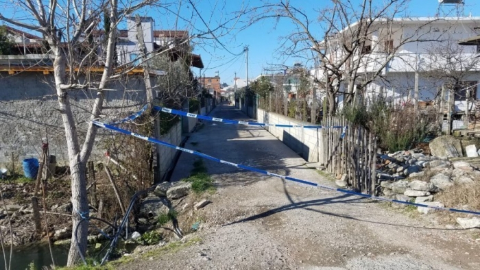 VRAU ME KALLASHNIKOV FQINJIN E TIJ, BURG PËR 37-VJEÇARIN (EMRAT)