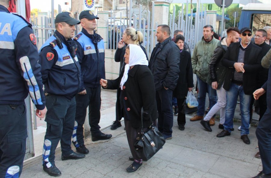 Gjykata lë në burg 14 protestues, ata e përshëndesin me: Rama ik!