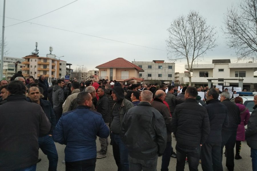 FOTO/ Protestë në Fier, bllokohet qarkullimi në jug të vendit