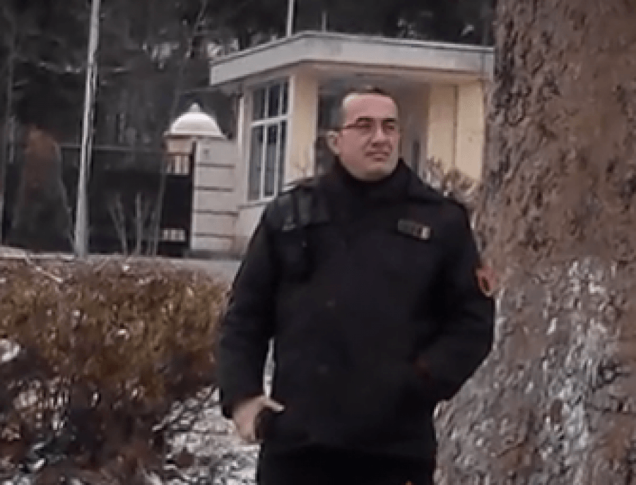 Vrau gruan, komentuesit shpërthejnë ndaj Alket Arapajt, ‘le vajzën jetime…..’