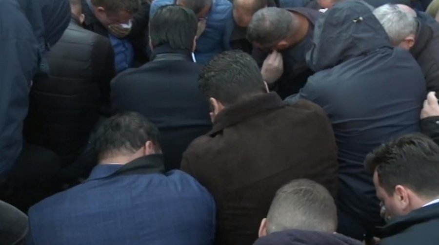 FOTO/ Gaz lotsjellës mbi kreun e opozitës, Basha me deputetët mbrohen