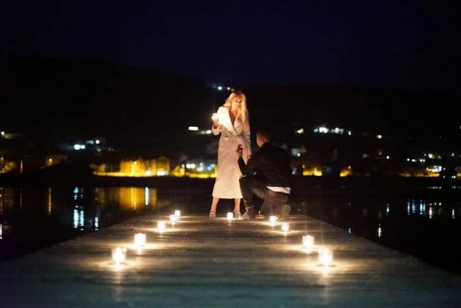 Genc Prelvukaj publikon fotot: Në gjunjë para Enit me unazë në dorë