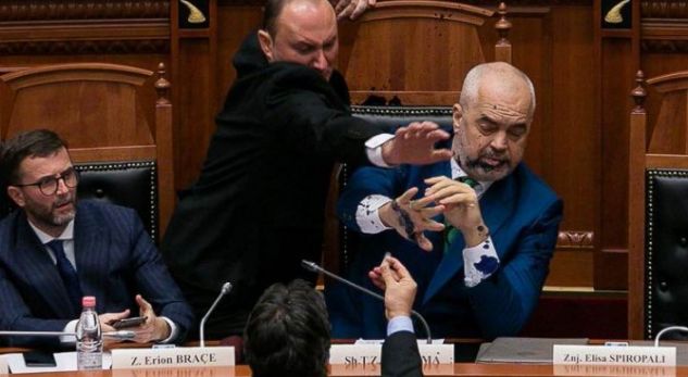Miell, vezë, çizme, këpucë e bojë… si është goditur Rama në këto vite të qeverisjes