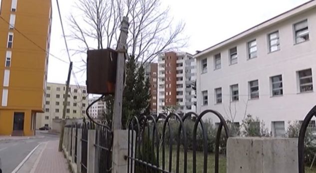 Kabinat elektrike në fytyrë! Si e rrezikojnë përditë jetën nxënësit e shkollave të Lezhës