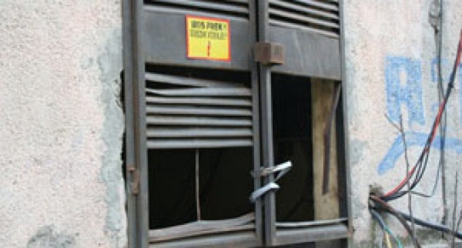 Bie në kontakt me energjinë, prfundon në spital 55 vjeçari
