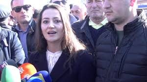 I bllokuan rrugën Ramës, shoqërohet nënkryetarja e Bashkisë Lezhë e 10 qytetarë